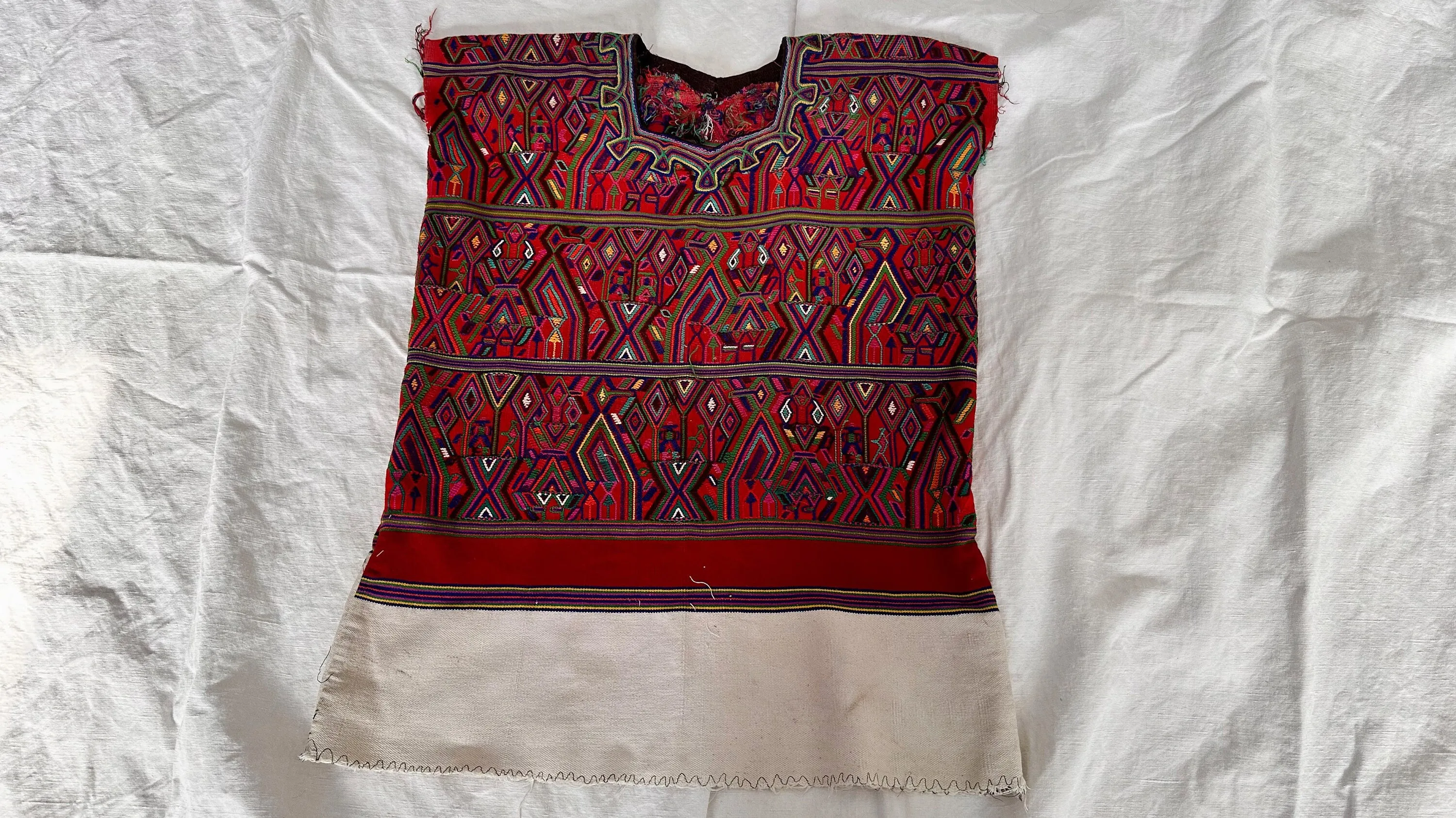 Fine Vintage Guatemalan Huipil. Nebaj Hand-woven Embroidered. 0770